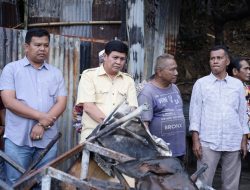 Foto DPD LPM Peduli, Irwan Basyir bantu Korban Kebakaran Padang Selatan