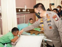 Foto Jenguk Raihan dan Fajri, Anak Penderita Rapuh Tulang, Begini Kata Kapolda Riau