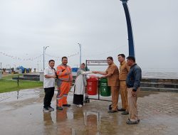 Foto Semen Padang Serahkan Bantuan Bak Sampah untuk Pantai Padang