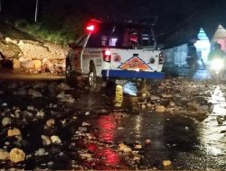 Foto Longsor di Batu Busuak Pauah, Akses Jalan Sempat Terhambat