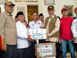 Foto Gubernur Mahyeldi Serahkan Langsung 1,3 Ton Radang bagi Korban Gempa Cianjur