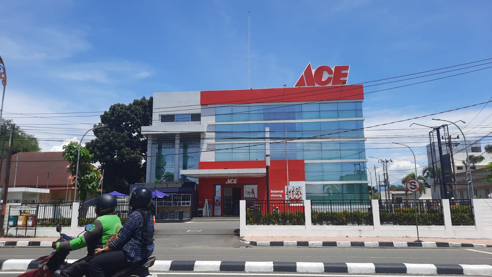 Foto Walikota Padang Tidak Tahu Izinnya, Ada Toko ACE Berdiri di Jalan Sudirman