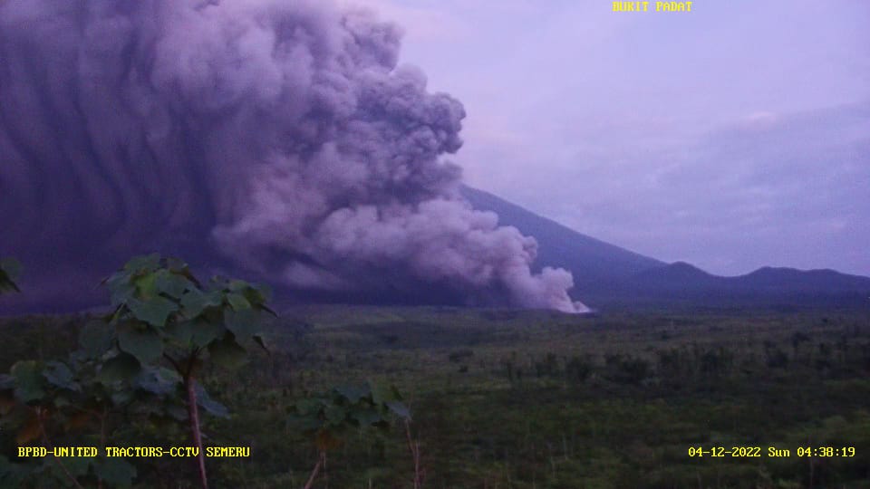 Foto Gunung Semeru Keluarkan Awan Panas, 1.979 Jiwa Mengungsi