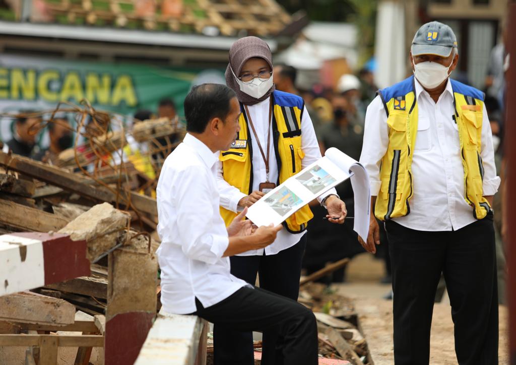 Foto Presiden Serahkan Dana Stimulan Bagi Warga Terdampak Gempabumi M 5.6 Cianjur