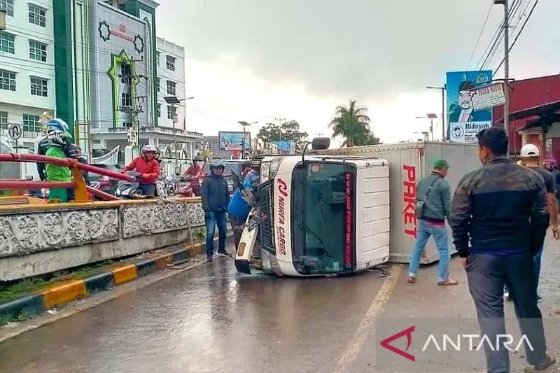 Foto Truk Alami Kecelakaan Tunggal di Jalan Layang Kota Bukittinggi