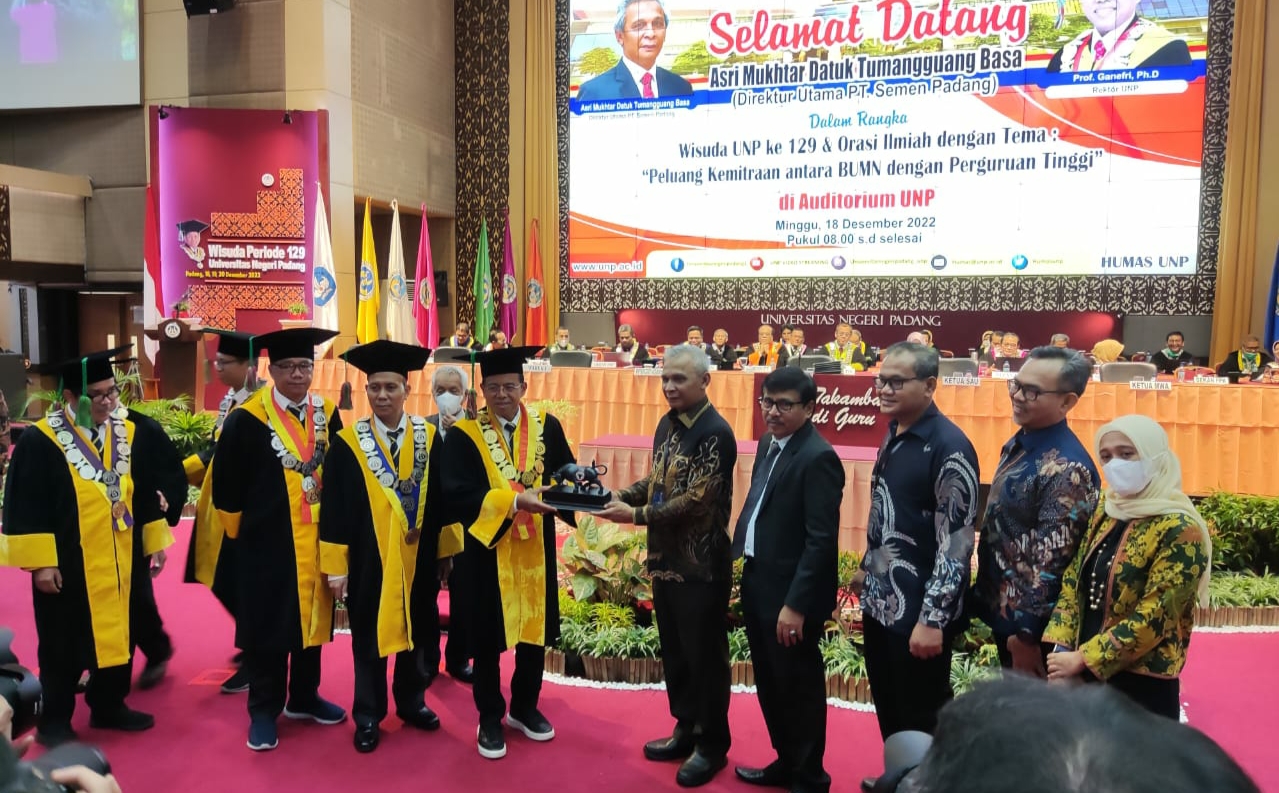 Foto Orasi Ilmiah di Wisuda UNP, Dirut Semen Padang Bicara Kaliandra Hingga Bilih