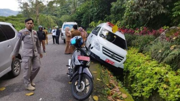 Foto Bus Pariwisata dari Riau Kecelakaan di Silaing Bawah, 33 Orang Luka-Luka
