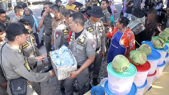Foto Satpol PP Padang Kembali Tertibkan PKL di Jalan Samudera