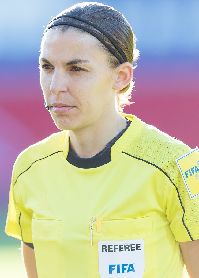 Foto Stephanie Frappart, Wasit Wanita yang Bikin Sejarah dalam Laga Sengit Jerman Vs Kosta Rika