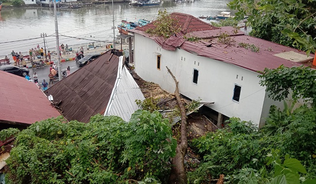 Foto Dua Rumah di Padang Selatan Rusak Tertimpa Pohon Tumbang