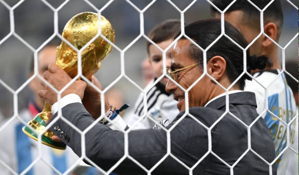 Foto FIFA Selidiki Insiden Salt Bae Masuk Lapangan Saat Selebrasi Timnas Argentina