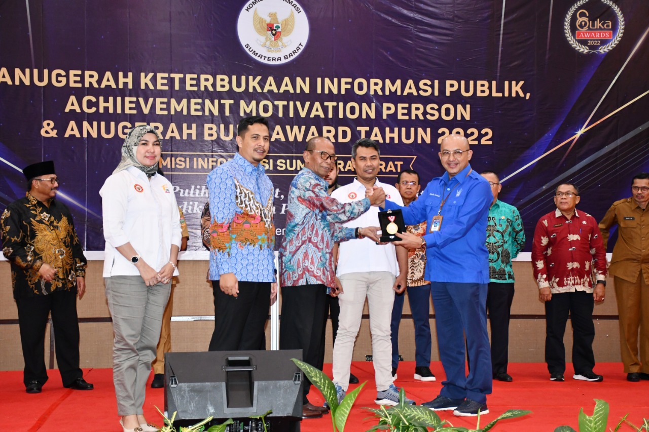 Foto Dirut Perumda AM Kota Padang Terima Anugerah KIP 2022