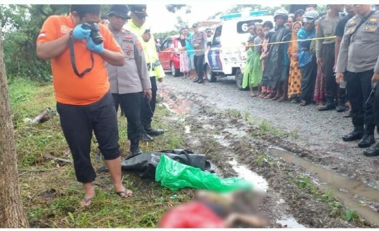 Foto Mayat Wanita Bermantel Ditemukan di Pinggir Jalan By Pass Padang