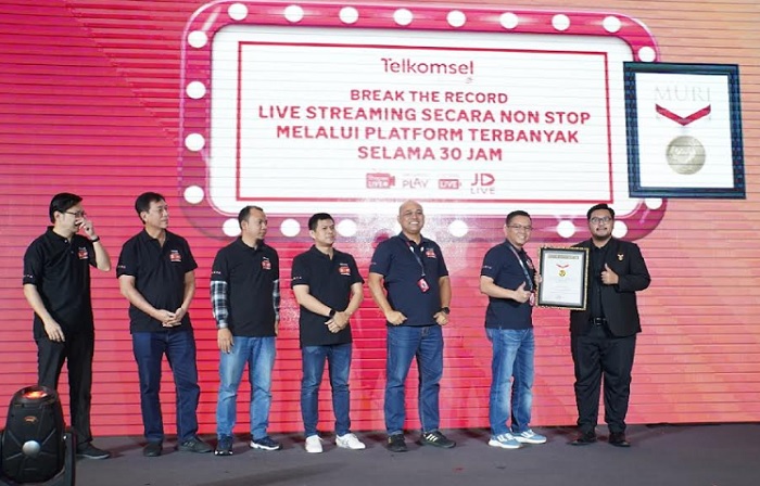 Foto Telkomsel Official Store Raih Penghargaan MURI