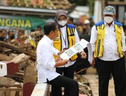 Foto Presiden Serahkan Dana Stimulan Bagi Warga Terdampak Gempabumi M 5.6 Cianjur