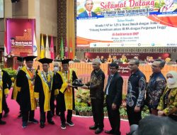 Foto Orasi Ilmiah di Wisuda UNP, Dirut Semen Padang Bicara Kaliandra Hingga Bilih