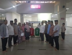 Foto Semen Padang Serahkan 20 Tong Sampah Terpilah untuk Masjid Raya Sumbar