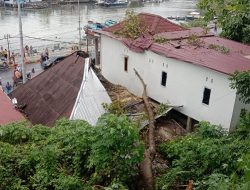 Foto Dua Rumah di Padang Selatan Rusak Tertimpa Pohon Tumbang