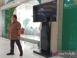 Foto Panitia Siapkan Layar Monitor untuk Saksikan Akad Nikah Kaesang-Erina