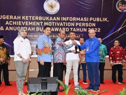 Foto Dirut Perumda AM Kota Padang Terima Anugerah KIP 2022