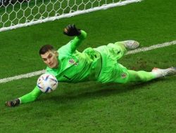 Foto Lolos ke Perempat Final, Kiper Kroasia Man of The Match