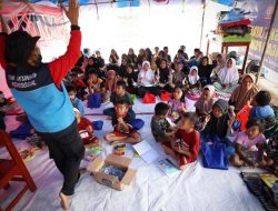 Foto Anak-anak Pengungsian Gempabumi Cianjur Kembali Bersekolah