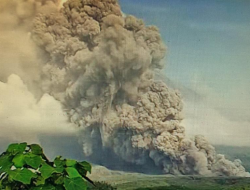 Foto Gunung Semeru Muntahkan Awan Panas Sejauh Tujuh Kilometer