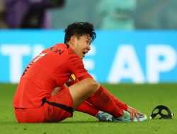 Foto Timnas Korea Selatan ke 16 Besar, Son Heung-min Menangis Haru