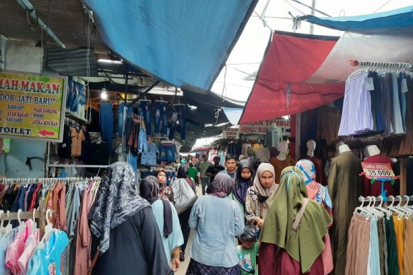 Foto Awal 2023, Pasar Tanah Abang Ramai Pembeli