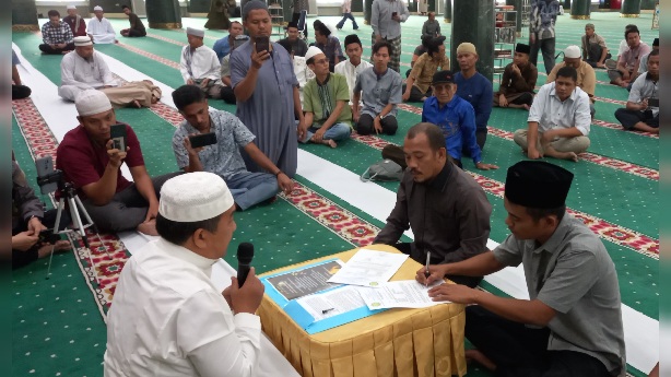 Foto Mualaf Center Pekanbaru Kembali Bimbing 2 Mualaf Bersyahadat