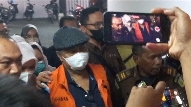 Foto Mantan Bupati Inhil Ditahan Kejati Riau, Ini Kasusnya