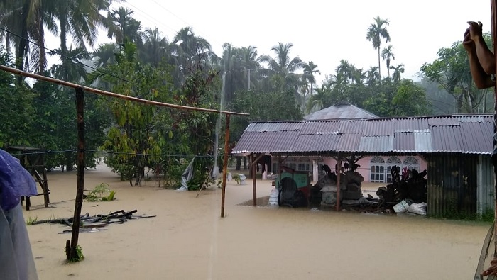 Foto Lima Daerah di Sumbar Diterjang Banjir Akibat Hujan Lebat Kemarin