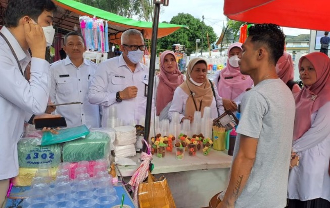 Foto Dinas Kesehatan Pasaman Barat Awasi Peredaran Es Chiki Ngebul