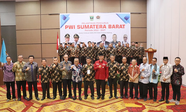 Foto Jaga Marwah dan Martabat Pers Indonesia, Pesan Atal S Depari di Pelantikan PWI Sumbar