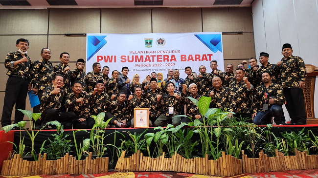 Foto Pengurus PWI Sumbar Resmi Dilantik, Basril Basyar: 'Biduak Lalu Kiambang Batawik'