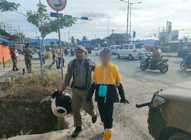 Foto Tak Hiraukan Teguran, Badut dan Pak Ogah Kucing-kucingan dengan Petugas Pol PP