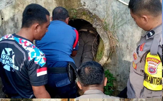 Foto Petugas Pol PP Padang Selamatkan Nenek Terlantar di Gorong-gorong