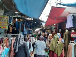 Foto Awal 2023, Pasar Tanah Abang Ramai Pembeli