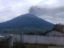 Foto Gunung Merapi Kembali Erupsi, Letusan Setinggi 400 Meter