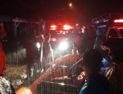 Foto Banjir Bandang di Sungai Batu Busuk Padang, Tim Basarnas Siaga Hingga Tengah Malam