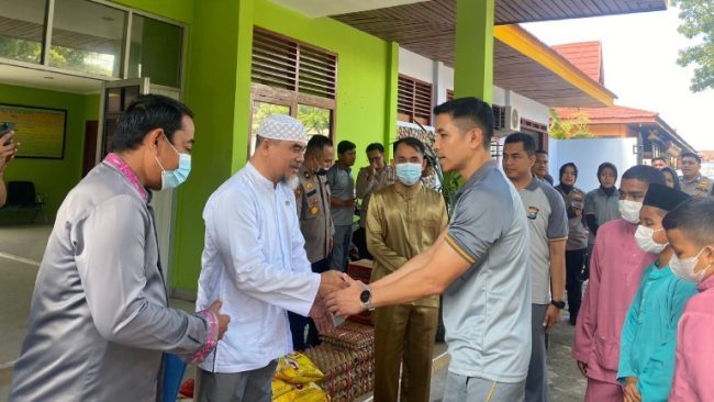 Foto Kunjungi Panti Sosial, Biro SDM Polda Riau Salurkan Ratusan Paket Sembako