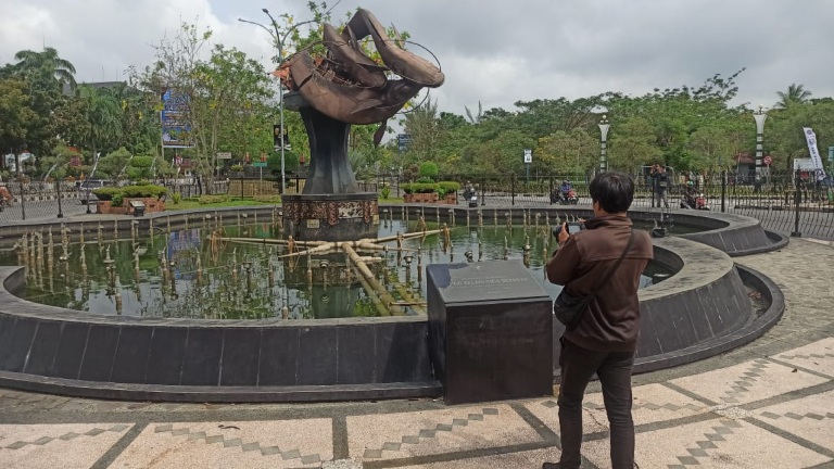 Foto Tugu Silais Tiga Sepadan di Pekanbaru Nyaris Roboh