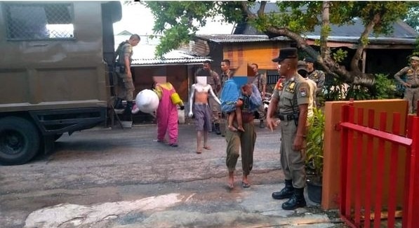 Foto Manusia Silver dan Badut Diamankan dari Sejumlah Perempatan Lampu Merah Kota Pada