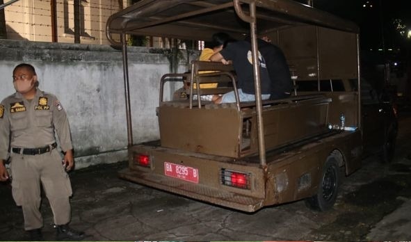 Foto Pol PP Padang Amankan Belasan Pasang Remaja dari Sejumlah Penginapan dan Kos-kosan