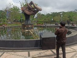 Foto Tugu Silais Tiga Sepadan di Pekanbaru Nyaris Roboh