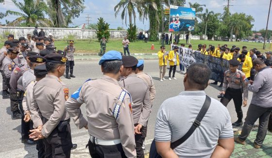 Foto Demo di Gerbang Masuk PHR, Ini Tuntutan Aliansi Mahasiswa Unilak Riau