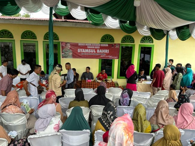 Foto Masyarakat Keluhkan Jalan Rusak Pada Syamsul Bahri