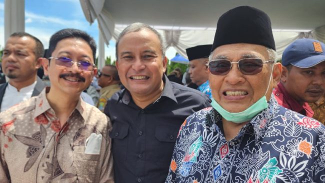 Foto Komisaris dan Direksi Semen Padang Melayat Azwar Anas