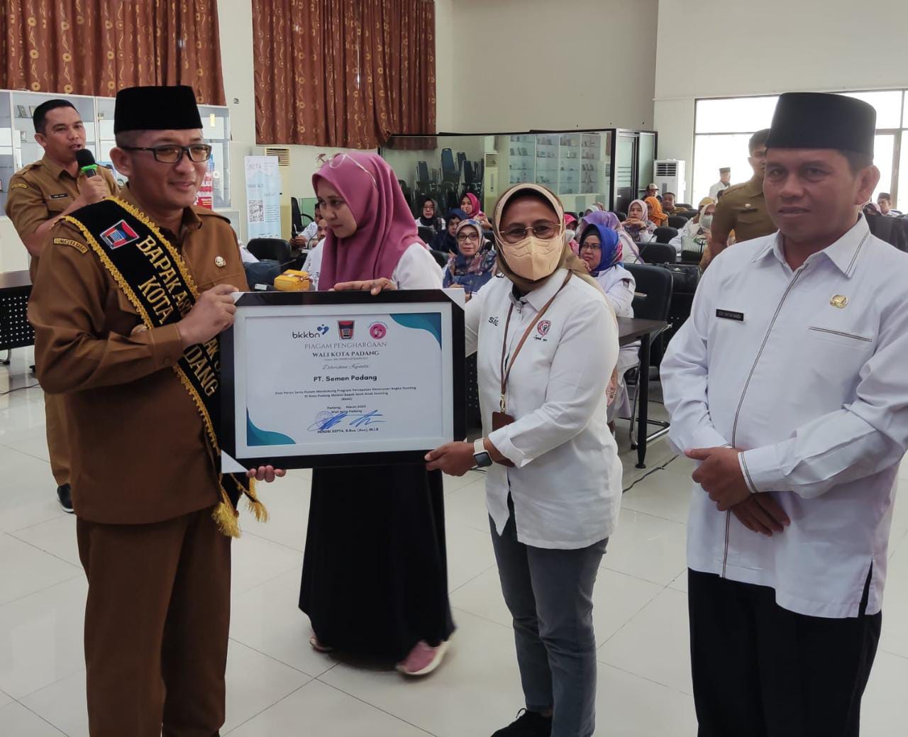 Foto Kampanye Perang Melawan Stunting, Semen Padang Raih Penghargaan dari Walikota Padang