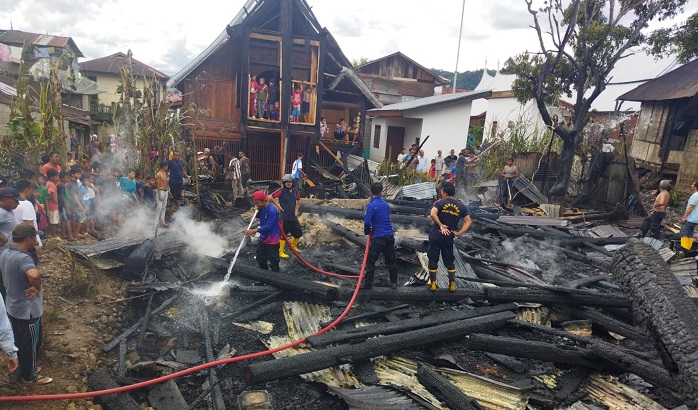 Foto Rumah Gadang di Solok Selatan Terbakar, Kerugian Rp1,5 Miliar